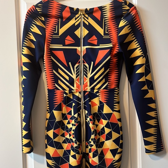 Geometric pattern low cut long-sleeve bodycon dress! 😍 - Picture 3 of 3